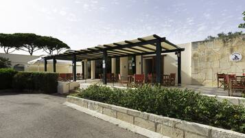 3 bars/lounges, lobby lounge, sports bar