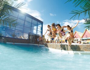 3 室内游泳池，室外游泳池，现场救生员