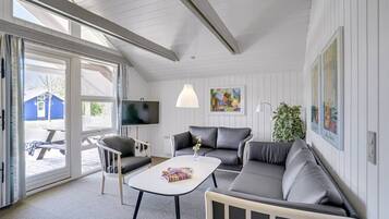 Comfort 8 | Living area | 26-inch flat-screen TV with satellite channels, TV