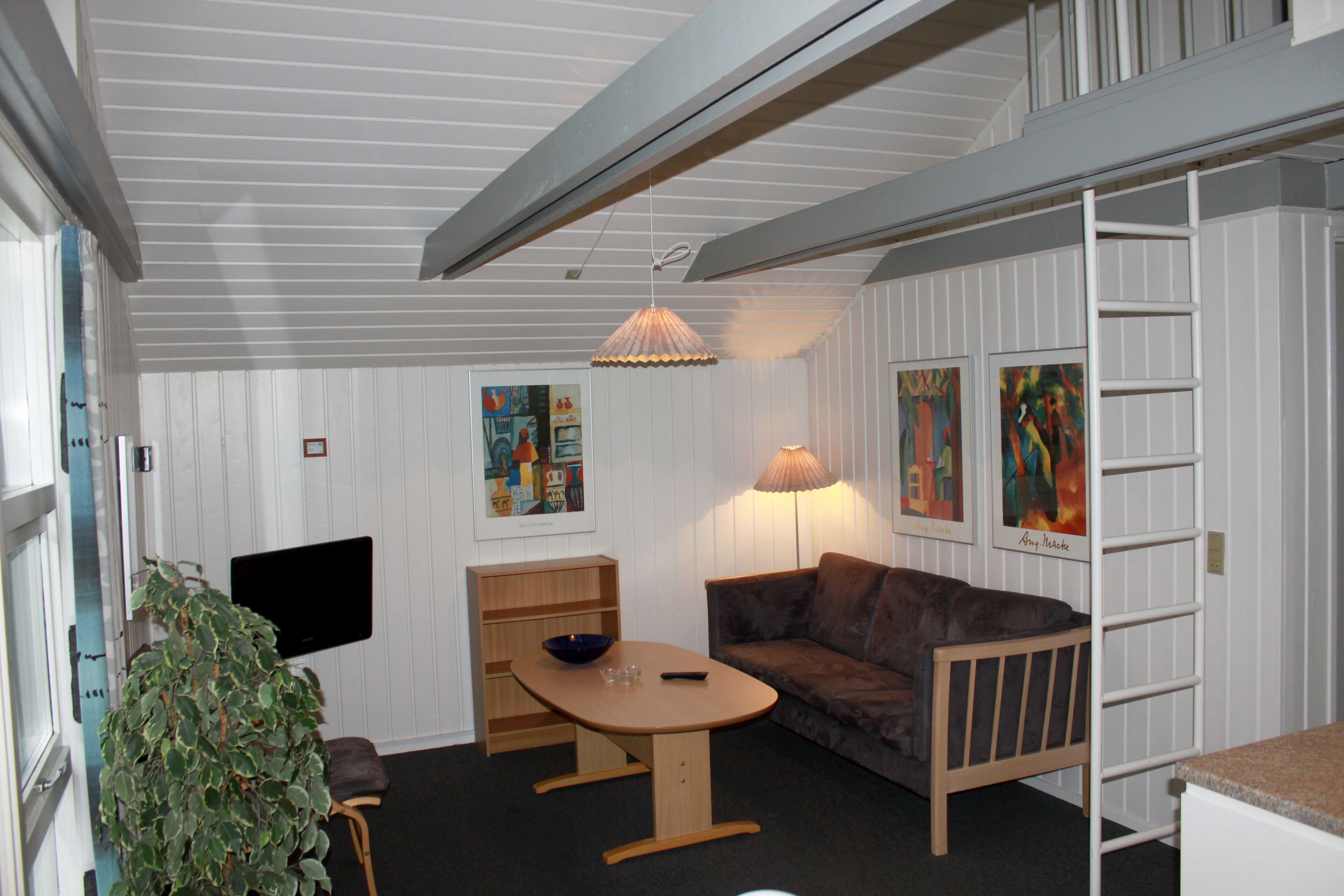 comfort 4 | living area | 26-inch flat-screen tv with satellite channels, tv