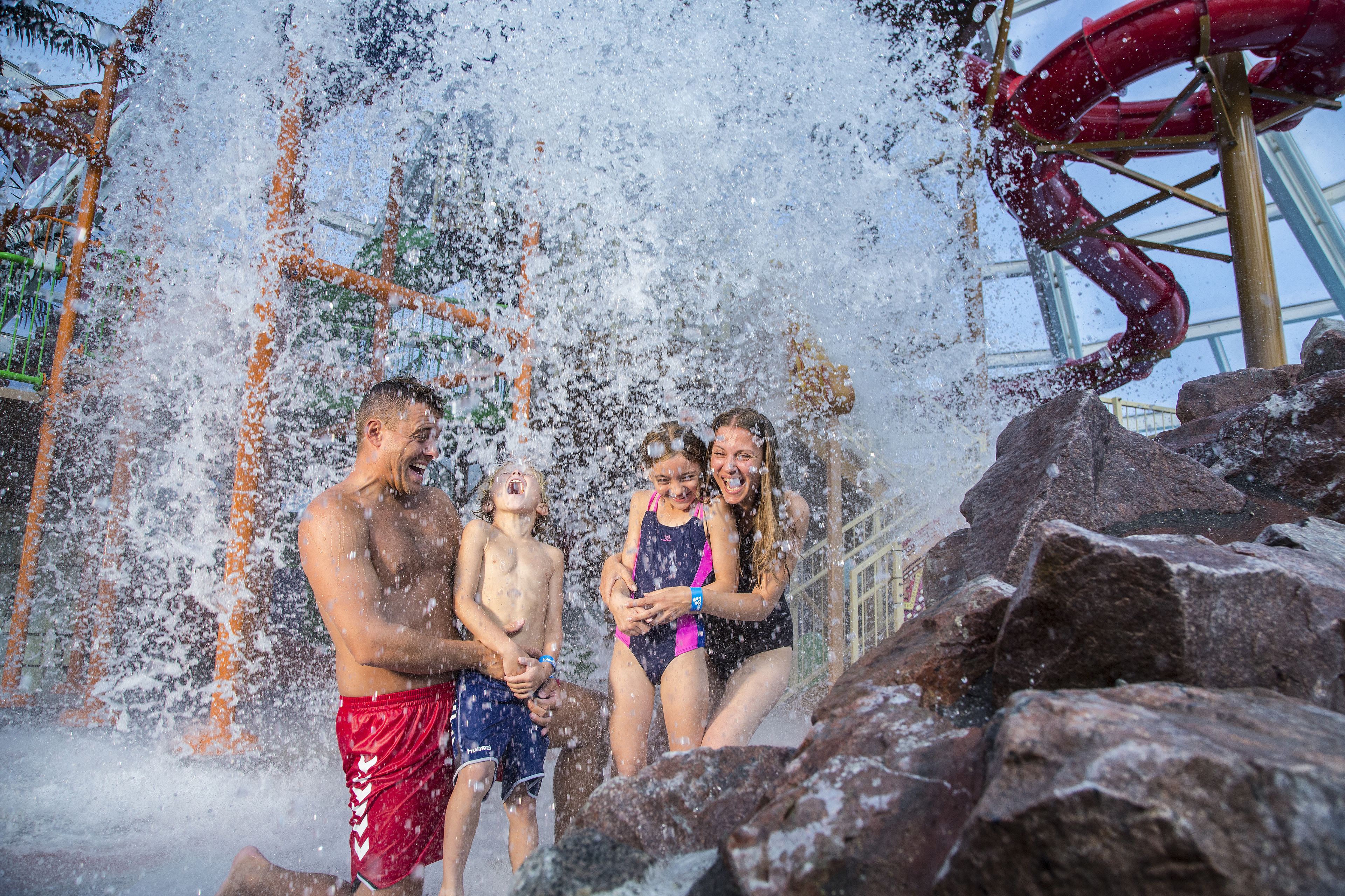 Ein Wasserpark mit Wasserrutsche und felsigem Gelände.