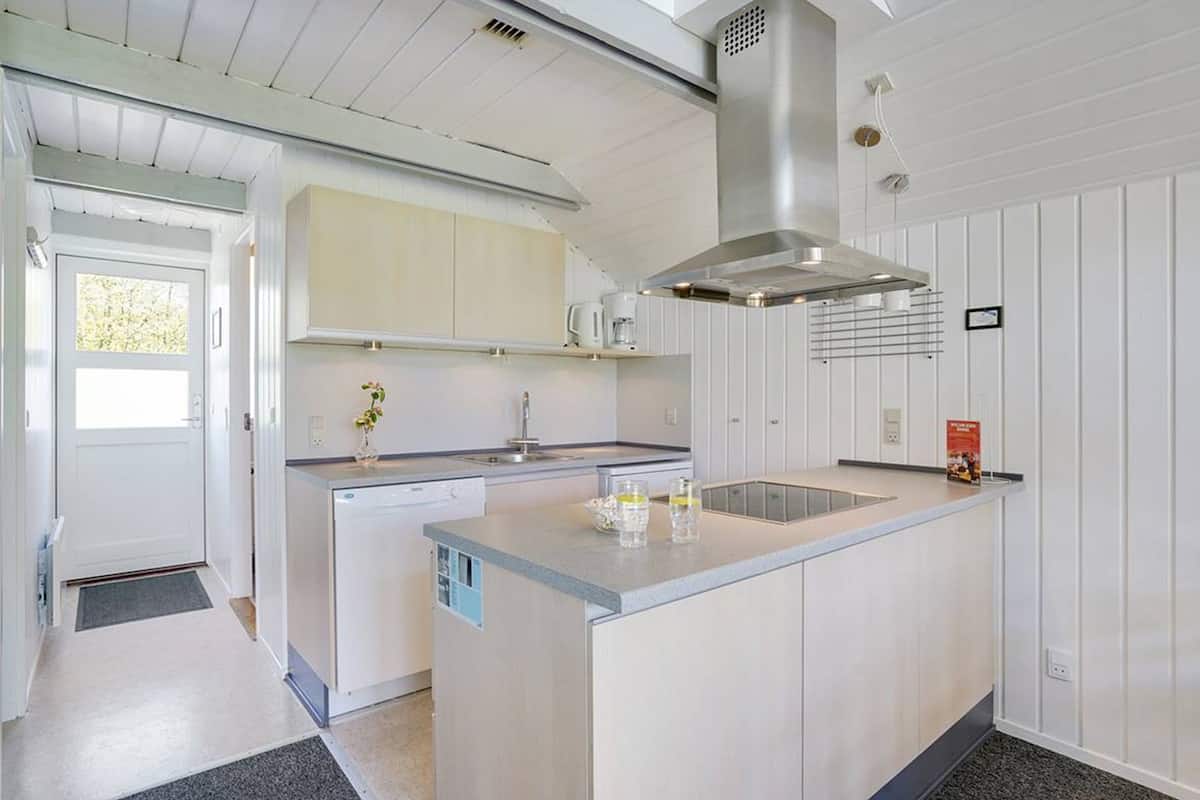 comfort 4 | private kitchen | full-sized fridge, oven, stovetop, dishwasher