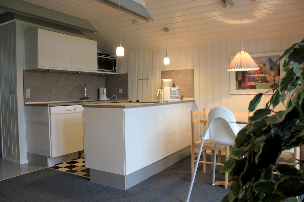 comfort 4 | private kitchen | full-sized fridge, oven, stovetop, dishwasher