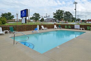 Una piscina al aire libre de temporada