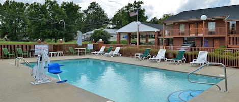 Piscine extérieure en saison