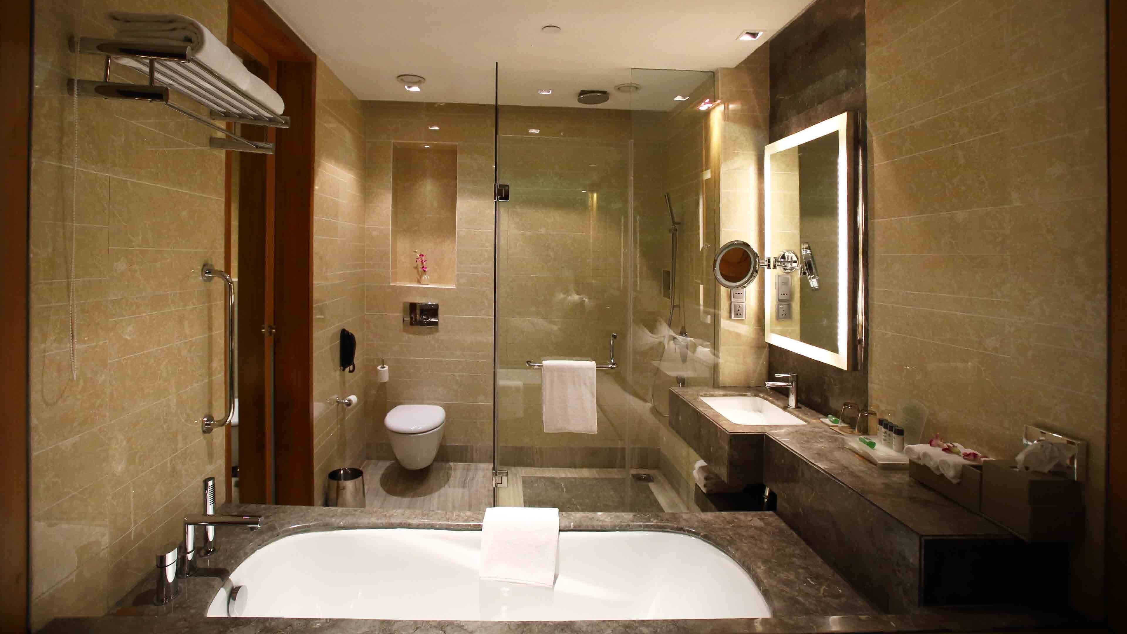 suite, 1 bedroom | bathroom | shower, free toiletries, hair dryer, bathrobes