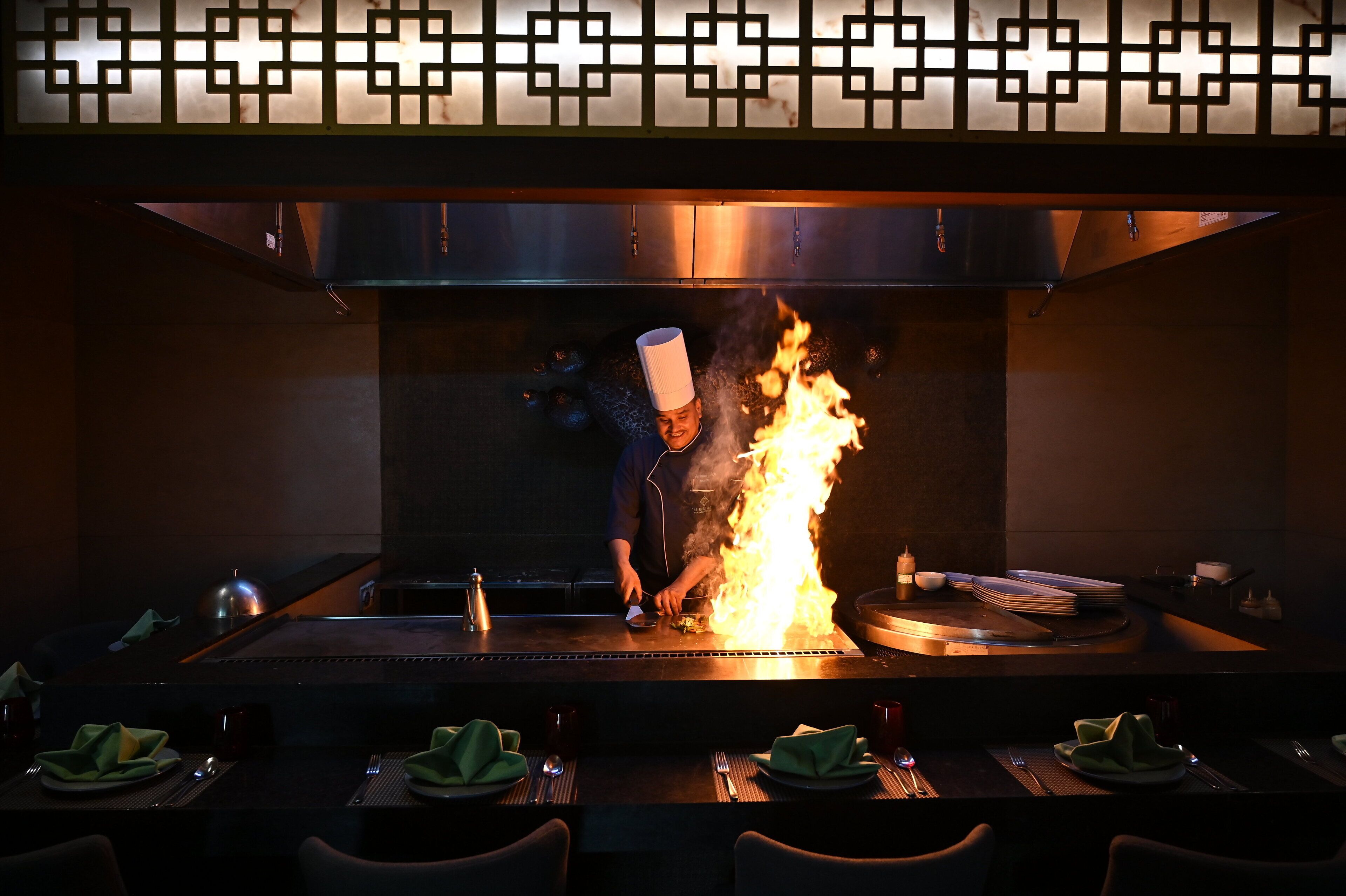 2 restaurants, dinner served, Chinese cuisine