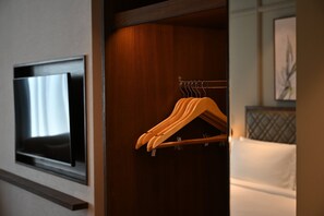 Premium Room | 1 bedroom, in-room safe, laptop workspace, blackout drapes - Holiday Inn New Delhi Mayur Vihar Noida by IHG (New Delhi)