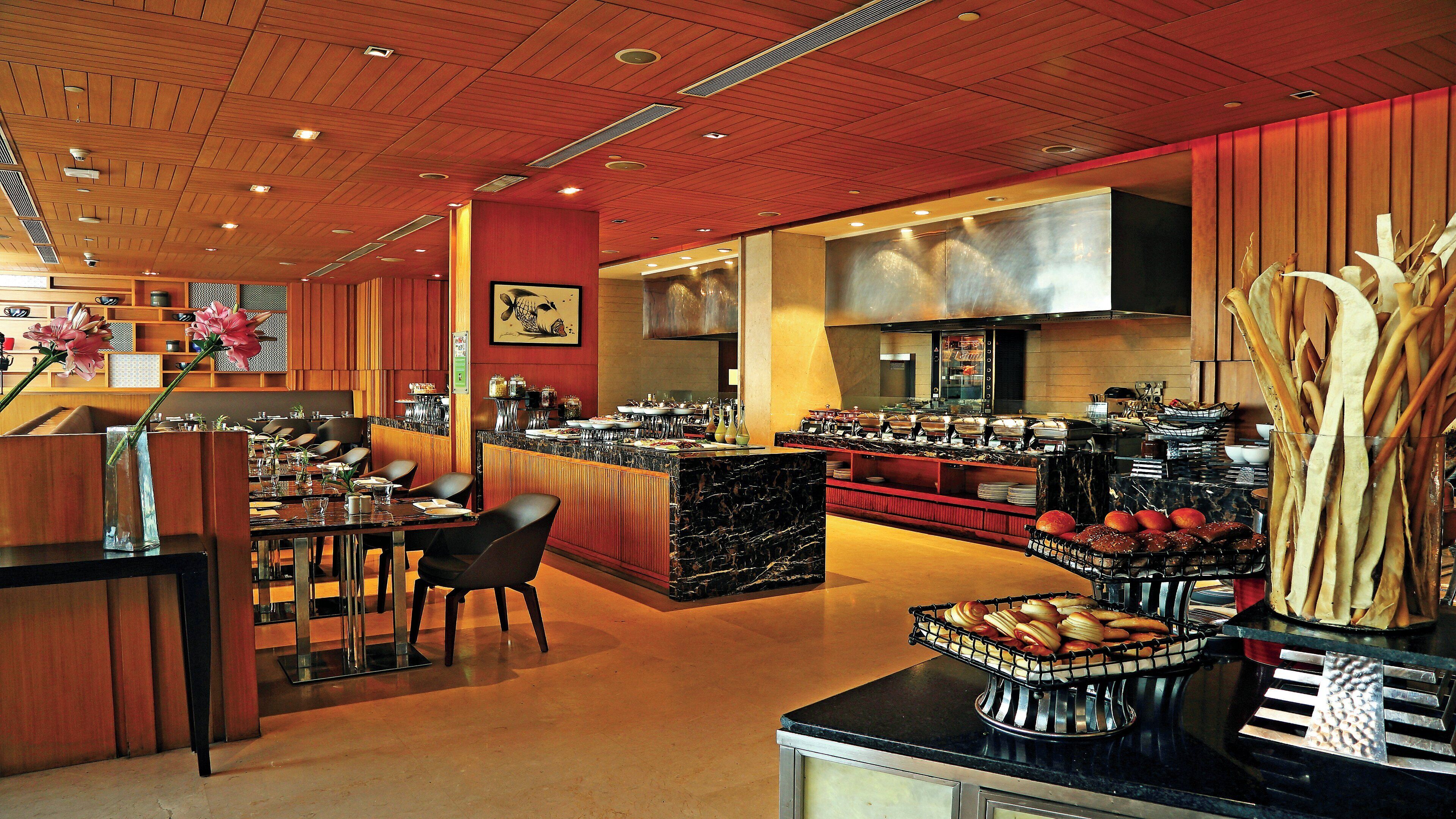 Un hall de hotel con mostrador de recepción, zona de estar y bufé.