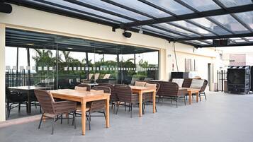 2 restaurants, dinner served, Chinese cuisine