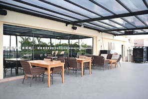 2 restaurants, dinner served, Chinese cuisine