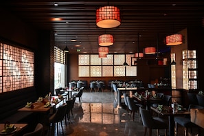 2 restaurants, serveren diner, Chinese gerechten