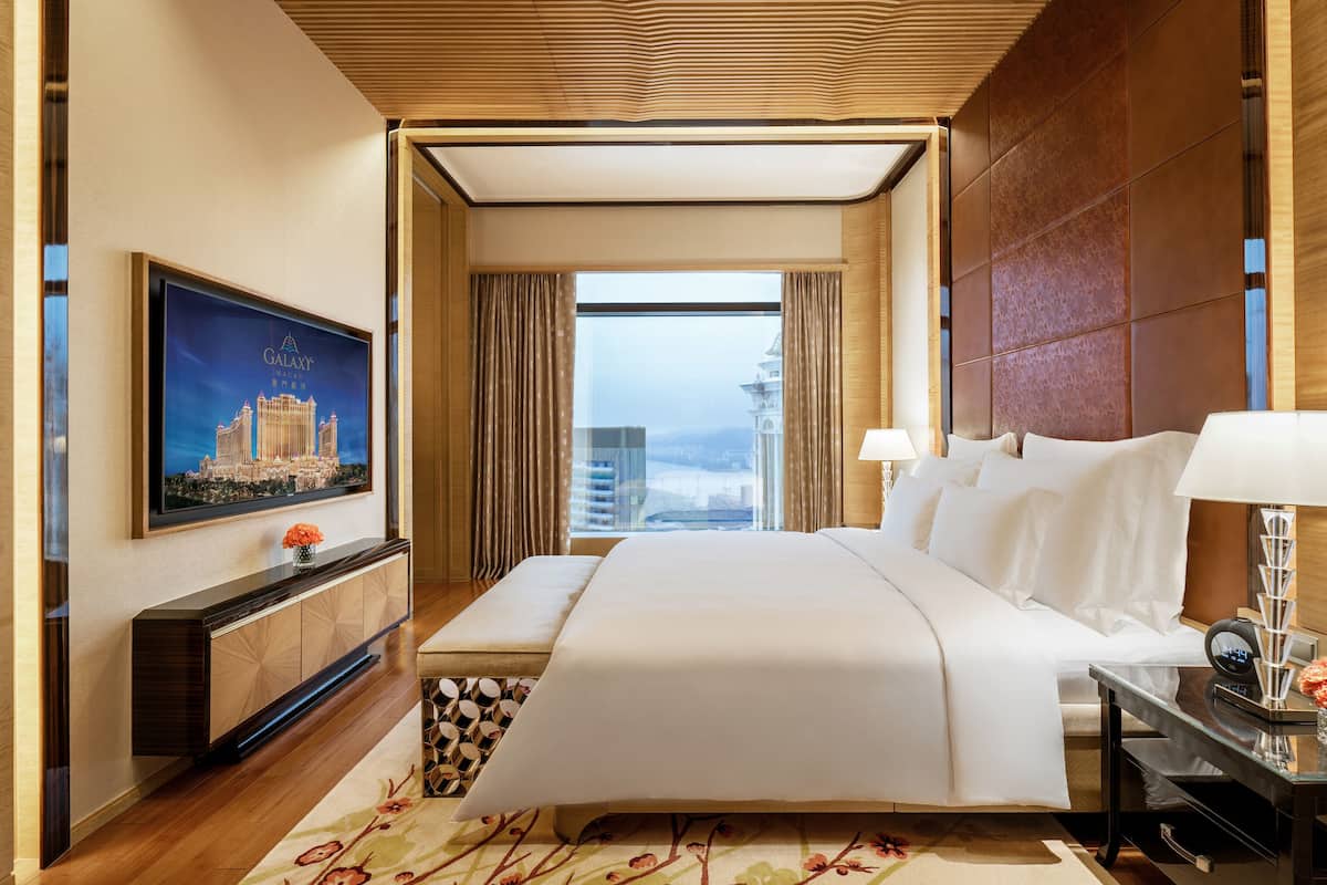 royal suite | free minibar, in-room safe, desk, soundproofing