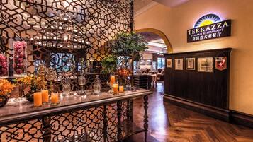 20 restaurants; lunch and dinner served