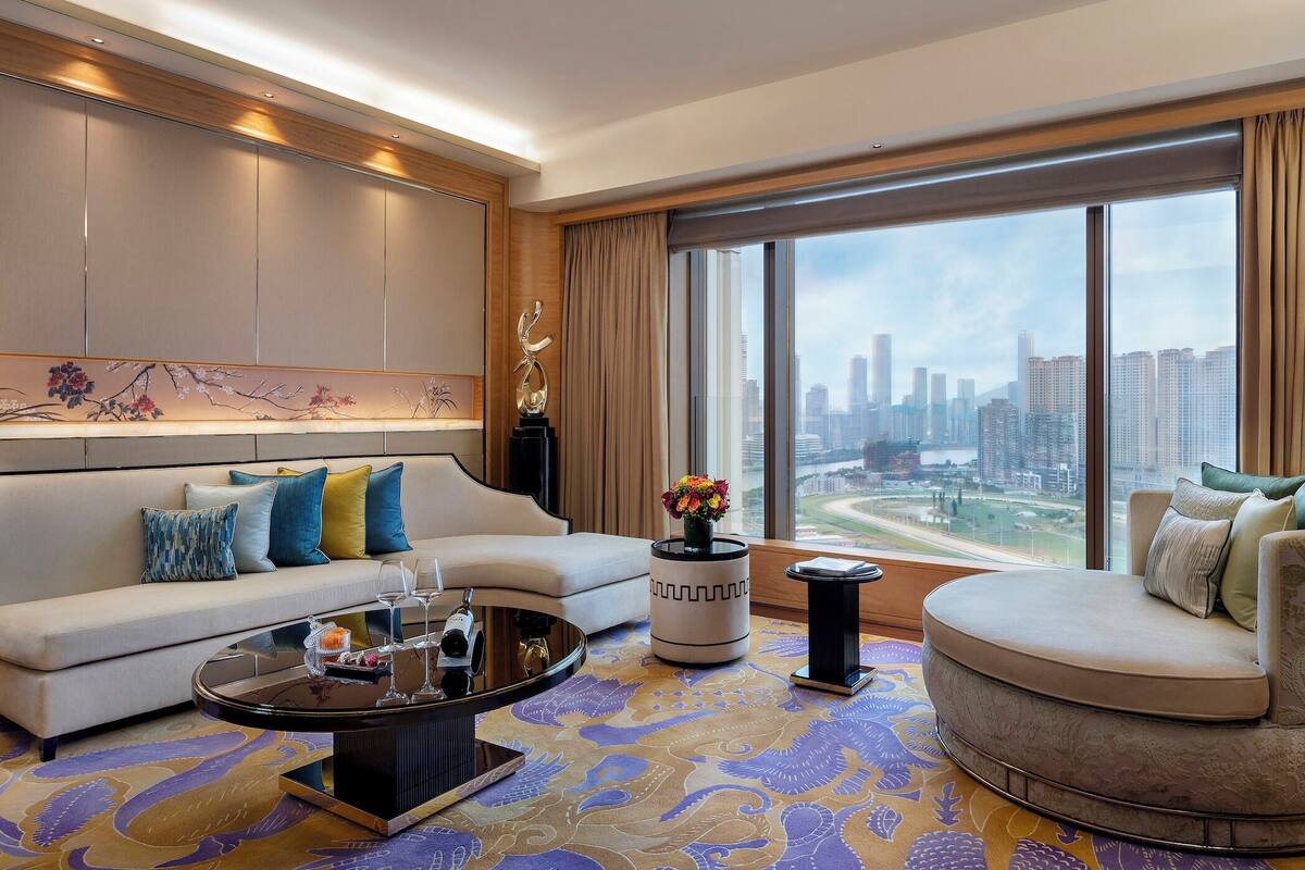 premier suite | free minibar, in-room safe, desk, soundproofing