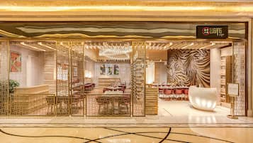 20 間餐廳;供應午餐