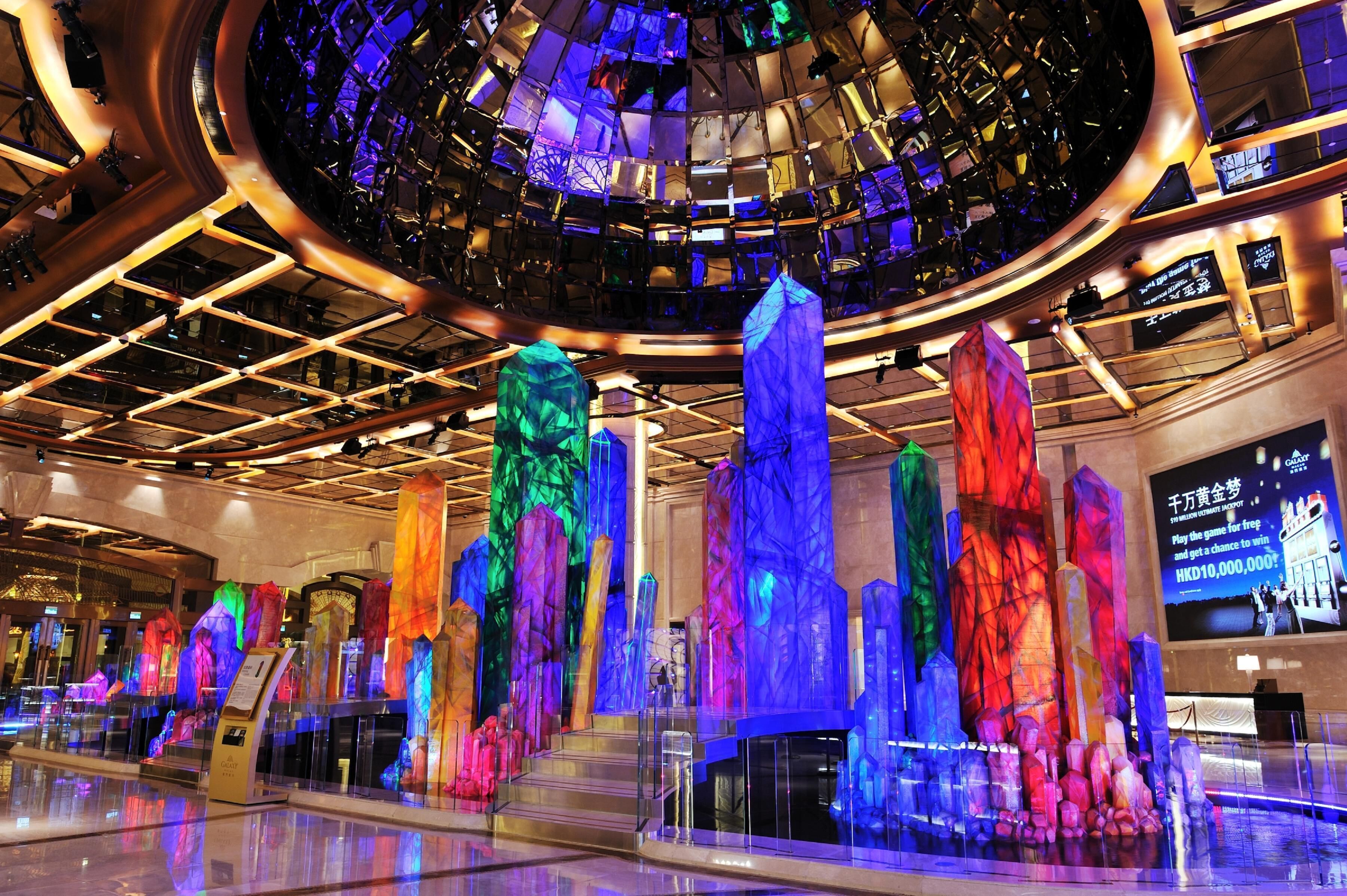 5 bars/lounges, swim-up bar