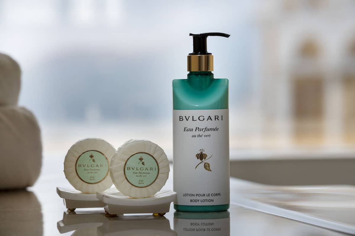 separate bathtub and shower, rainfall showerhead, free toiletries