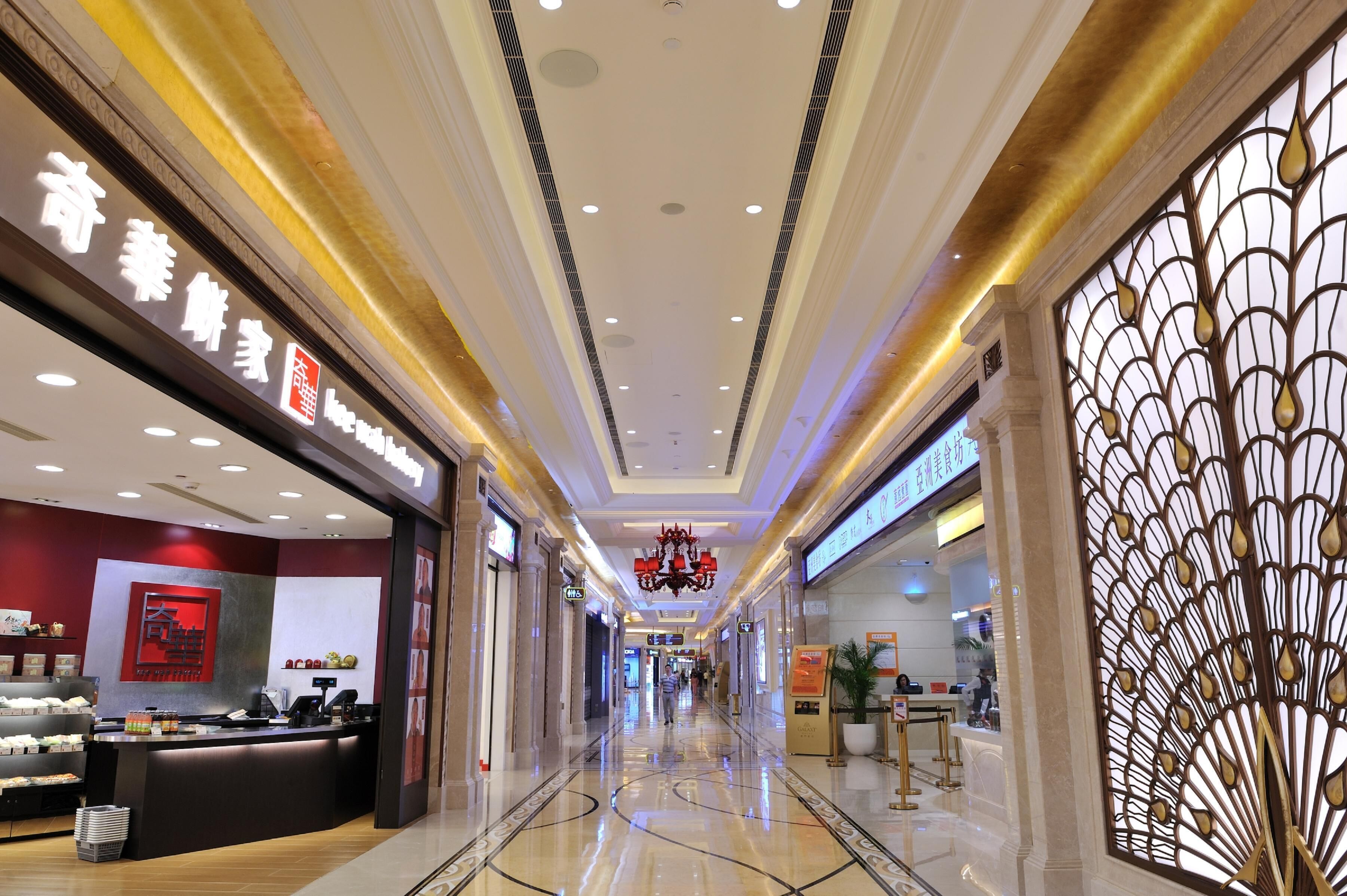 5 bars/lounges, swim-up bar