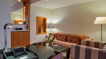 Executive Suite, 1 King Bed | Living room | 37-inch LCD TV with cable channels, TV, Netflix