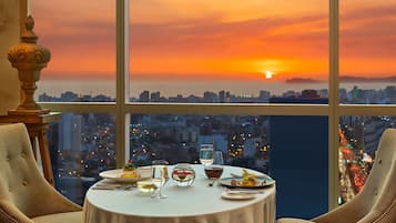 2 restaurants, breakfast, lunch, dinner served; international cuisine