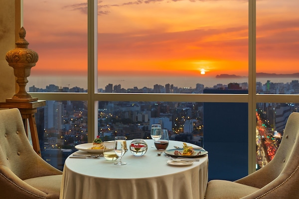 2 restaurantes, se sirven desayunos, comidas y cocina internacional