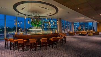 2 bars/lounges, cocktail bar