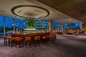 2 bars/lounges, cocktail bar