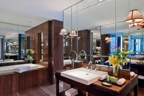 Bañera y ducha independientes, bañera profunda