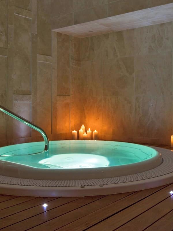 Couples treatment rooms, sauna, hot tub, steam room, hot springs