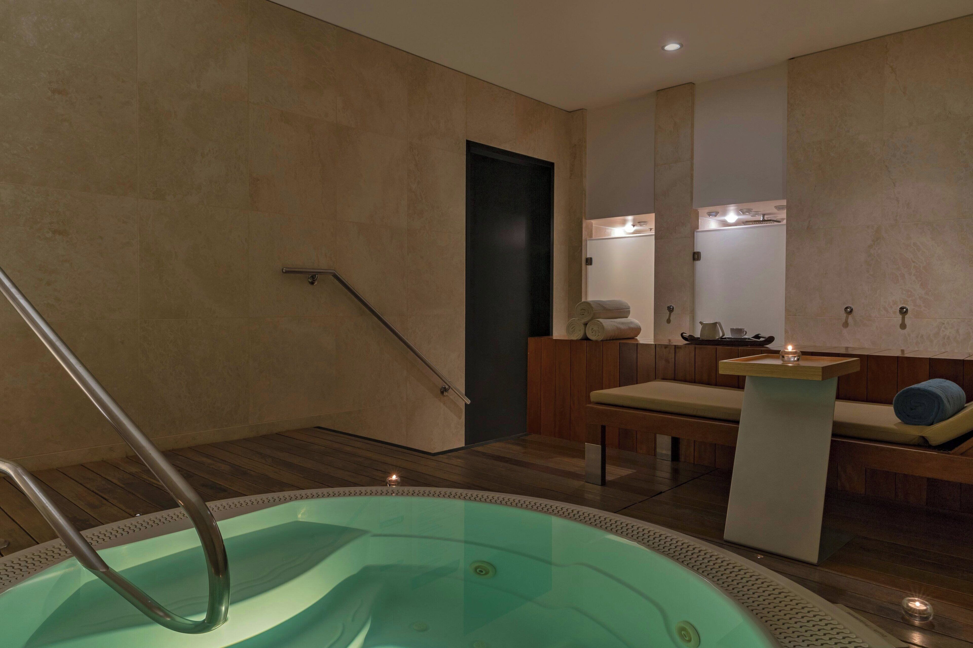 Salas de tratamiento para parejas, sauna y tina de hidromasaje 