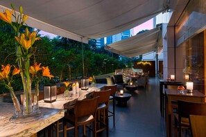 2 restaurants; breakfast, lunch, dinner and brunch served 