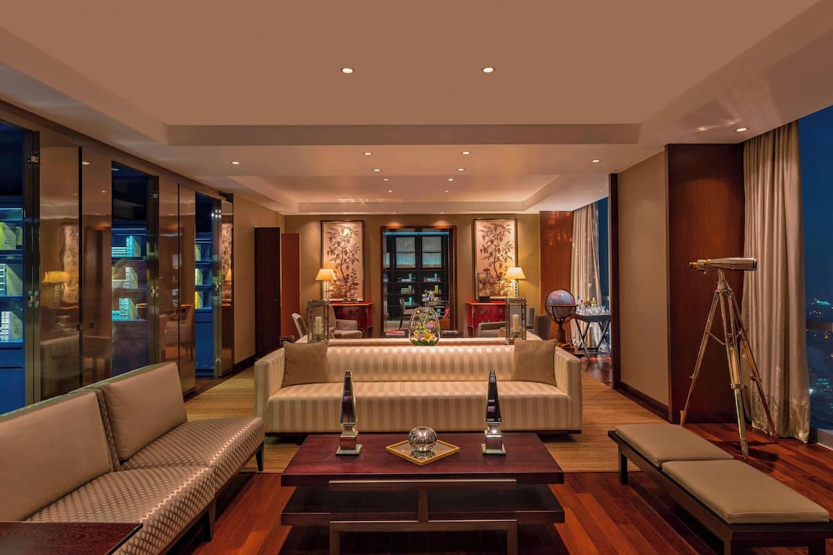 presidential suite, 1 double bed, non smoking | living room | 37-inch lcd tv with cable channels, tv, netflix
