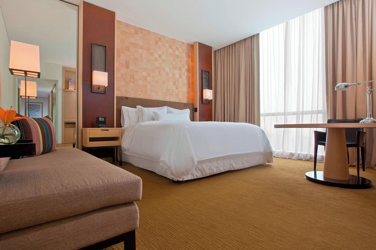 Deluxe Room, 1 King Bed, Non Smoking | 1 bedroom, premium bedding, down duvets, pillow-top beds