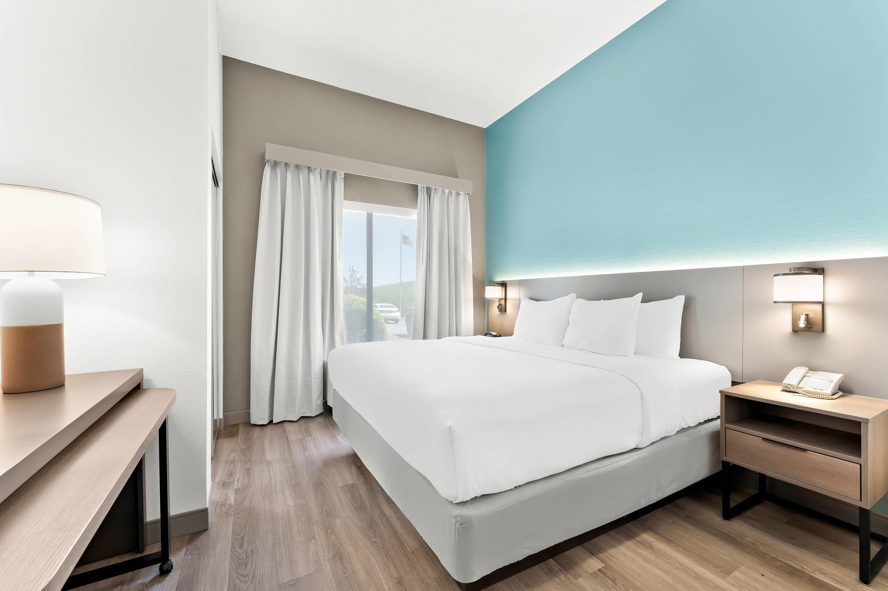 Suite, 1 King Bed with Sofa bed, Non Smoking, Hot Tub | In-room safe, desk, laptop workspace, iron/ironing board