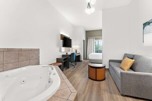 Suite, 1 cama de matrimonio grande con sofá cama, no fumadores, bañera de hidromasaje | Caja fuerte, escritorio, espacio para trabajar con un portátil