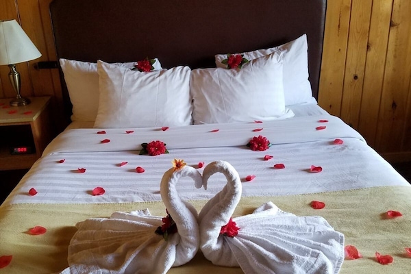 Standard Room, 1 Queen Bed | Free WiFi, bed sheets, alarm clocks