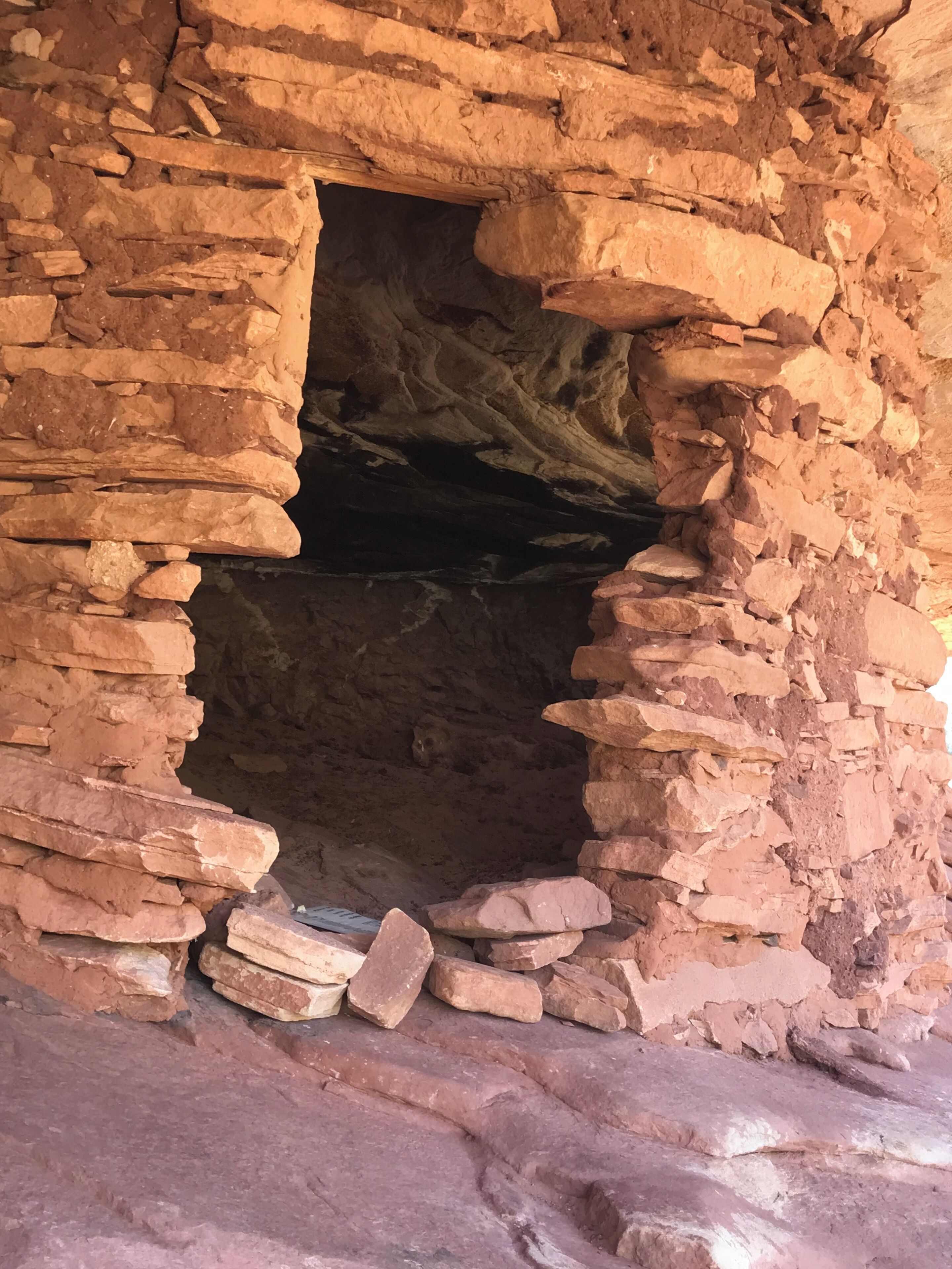 Uma construção de pedra com uma abertura retangular.