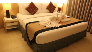 Ropa de cama de alta calidad, escritorio y cortinas blackout