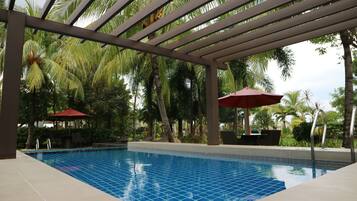 Una piscina al aire libre