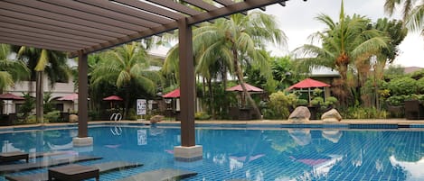 Una piscina al aire libre