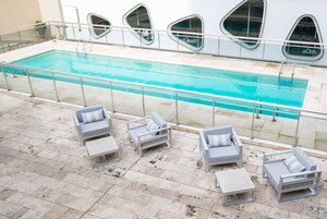 Una piscina al aire libre de temporada