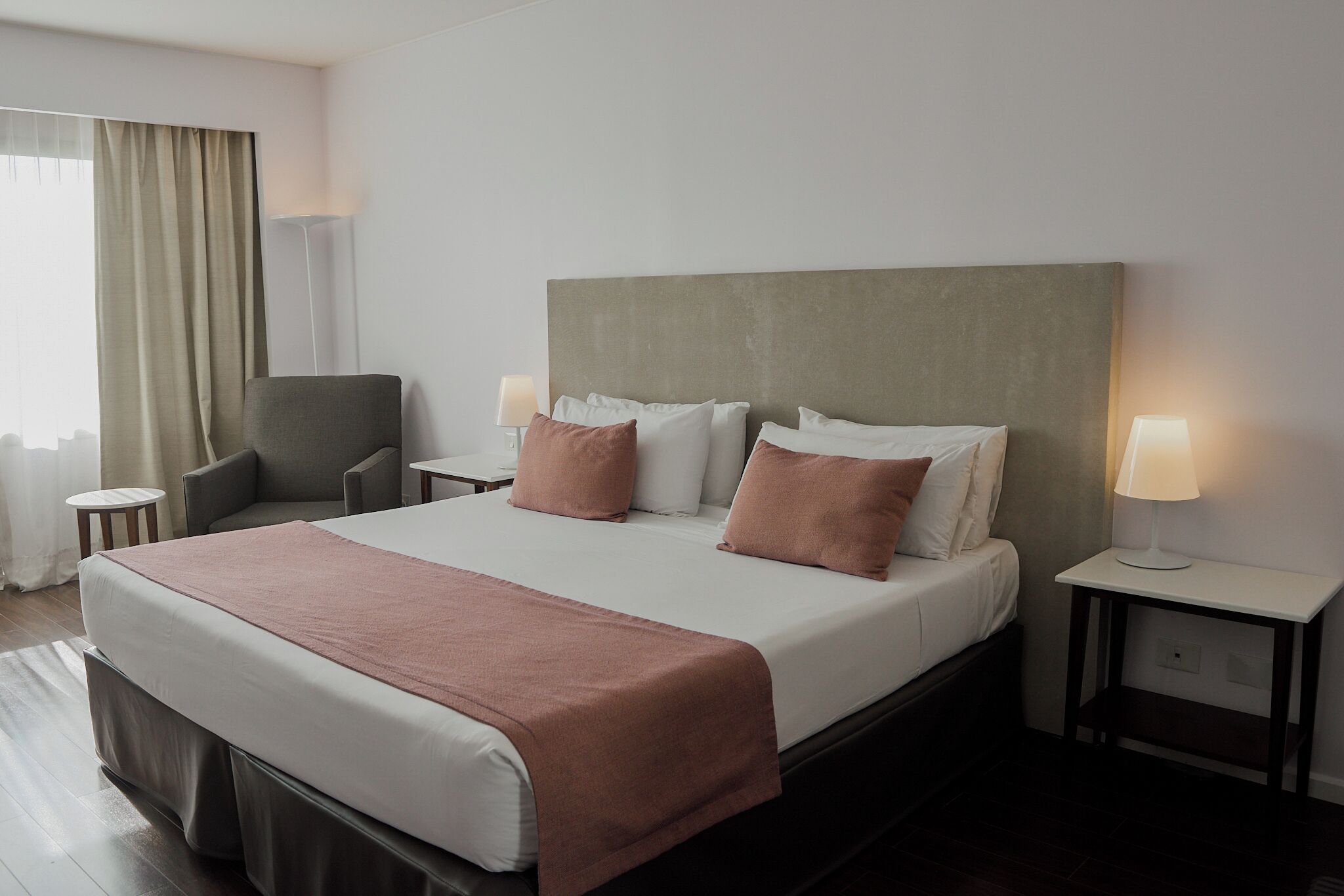 Minibar, caja de seguridad en la habitación y escritorio 