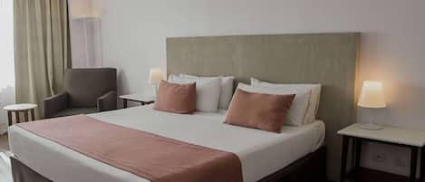 Habitación, 1 cama de matrimonio, accesible para personas con discapacidad, no fumadores | Minibar, caja fuerte, escritorio y cortinas opacas