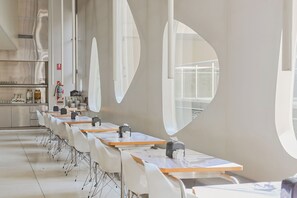 Free daily buffet breakfast - Dazzler by Wyndham Buenos Aires Recoleta (Buenos Aires)