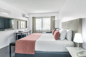 Minibar, in-room safe, desk, blackout curtains - Dazzler by Wyndham Buenos Aires Recoleta (Buenos Aires)