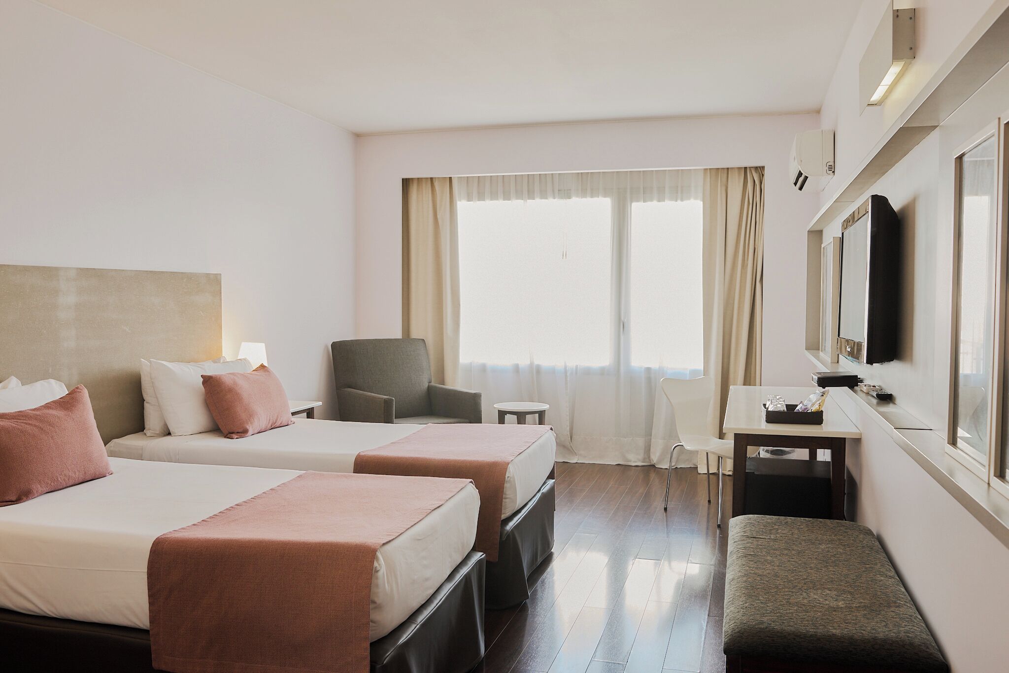 Minibar, caja de seguridad en la habitación y escritorio 