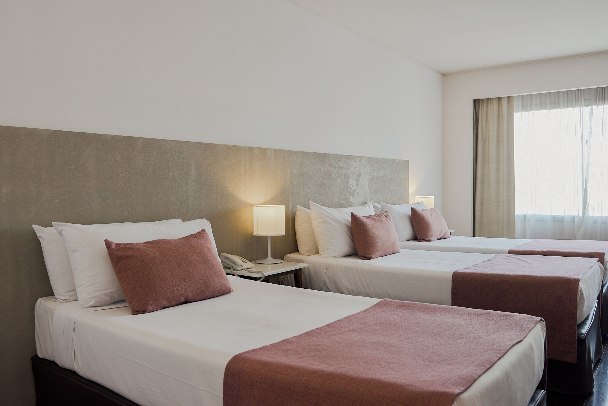 Minibar, caja de seguridad en la habitación y escritorio 