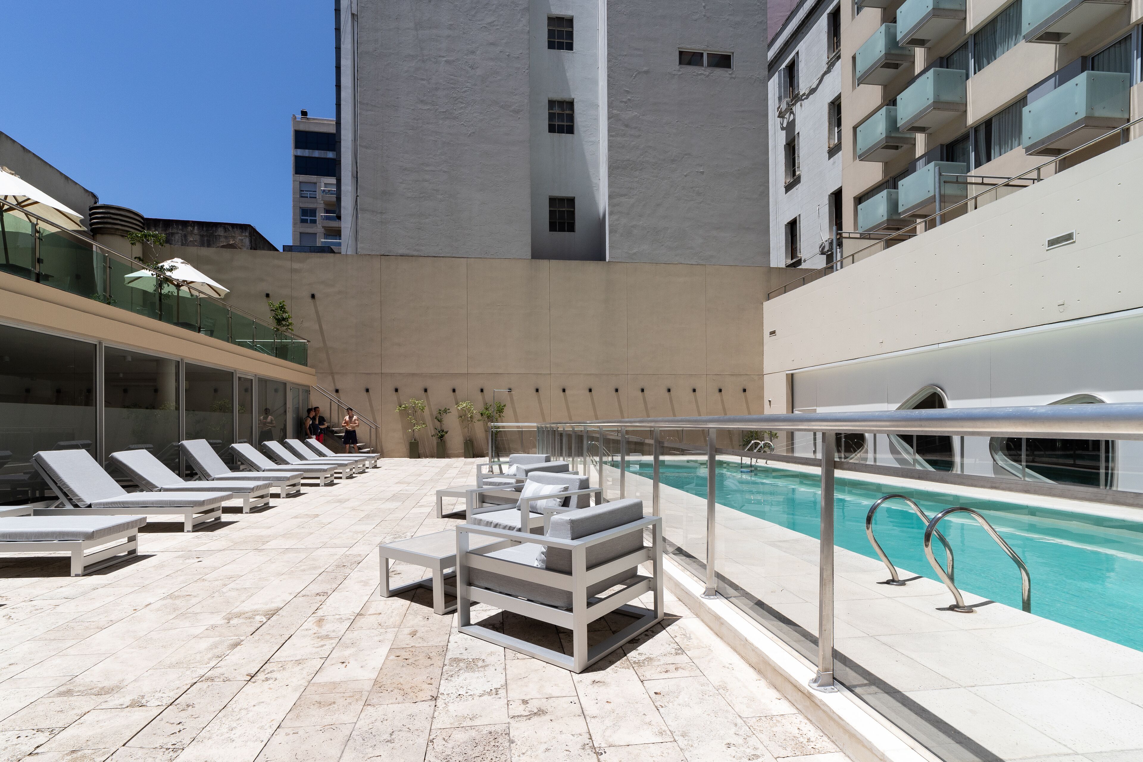 Una piscina al aire libre de temporada
