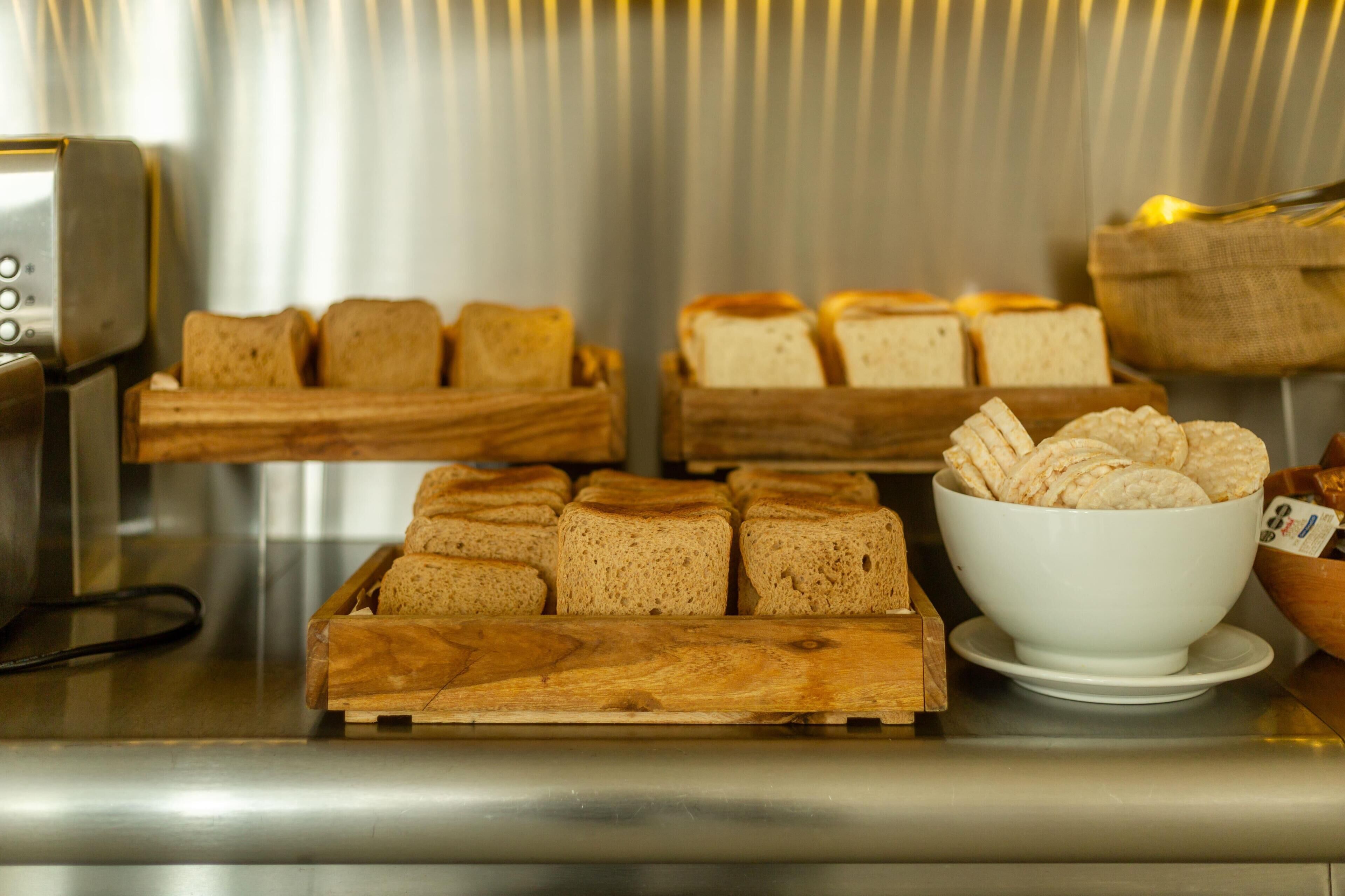 Una vitrina de panadería con pan y galletas.